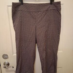 Roz & Ali Black and White Patterned Capris